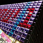 Tétriminos sur facade de la mairie, Tel Aviv.טטריס מוניציפלי